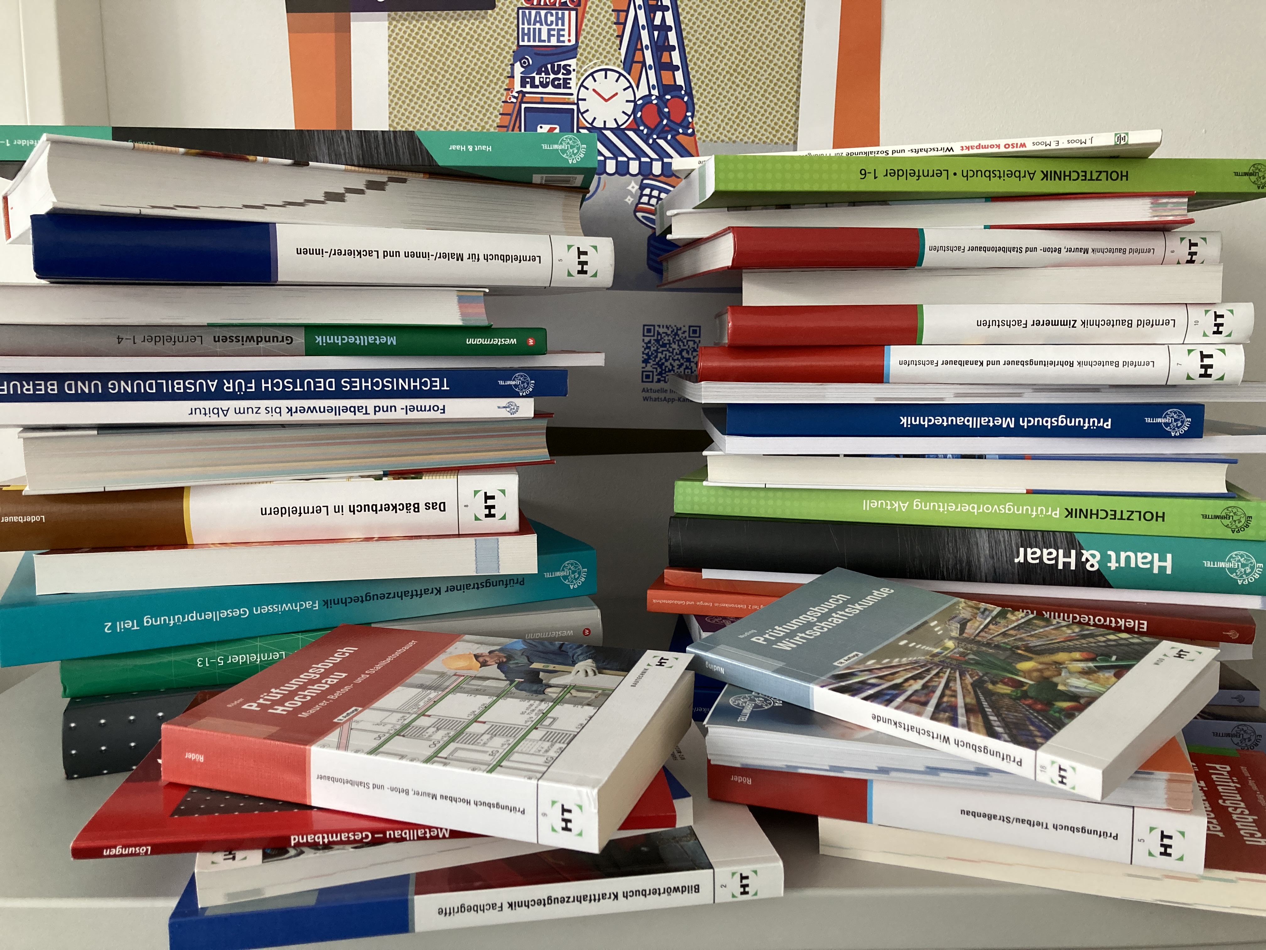 Stapel Lehrbücher für Berufsschulen in der Azubi Akademie